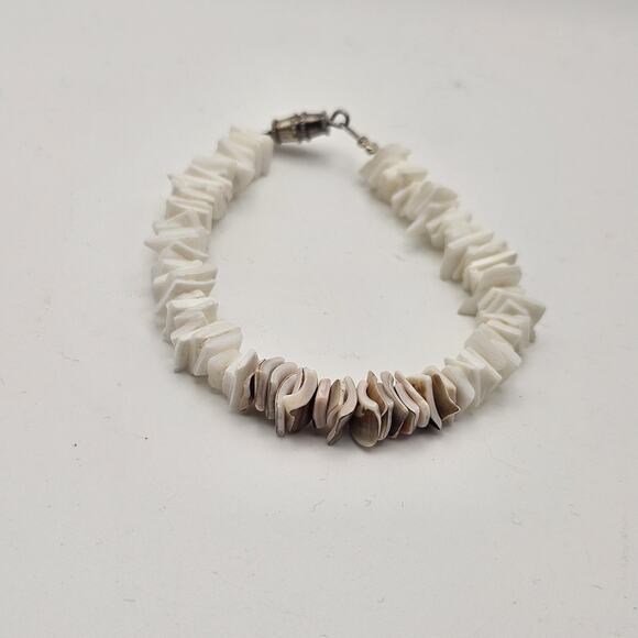 Puka Jewelry - White & Brown Puka Chip Shell Beads Small Bracelet Vintage 90s Y2K Preppy Beach